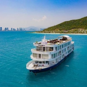 Evening cruise on the Sea Coral yacht in Nha Trang