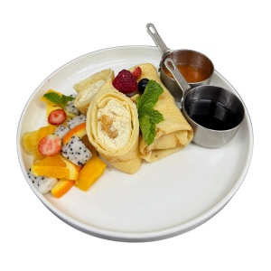 Crepes with cottage cheese and raisins