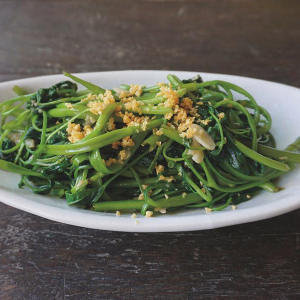 Stir fried morning glory with garlic