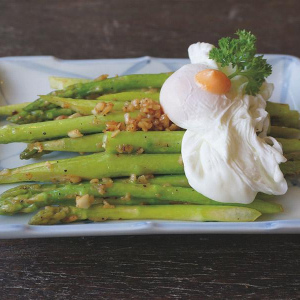 Stir fried asparagus with garlic, poached egg