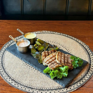 Grilled tongue with mustard