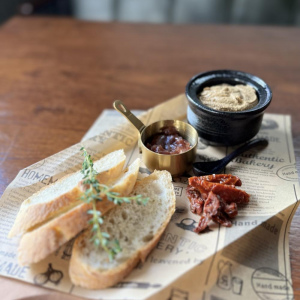 Chicken pâté with onion jam