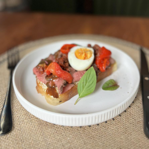 Bruschetta with roastbeef inpepper sauce